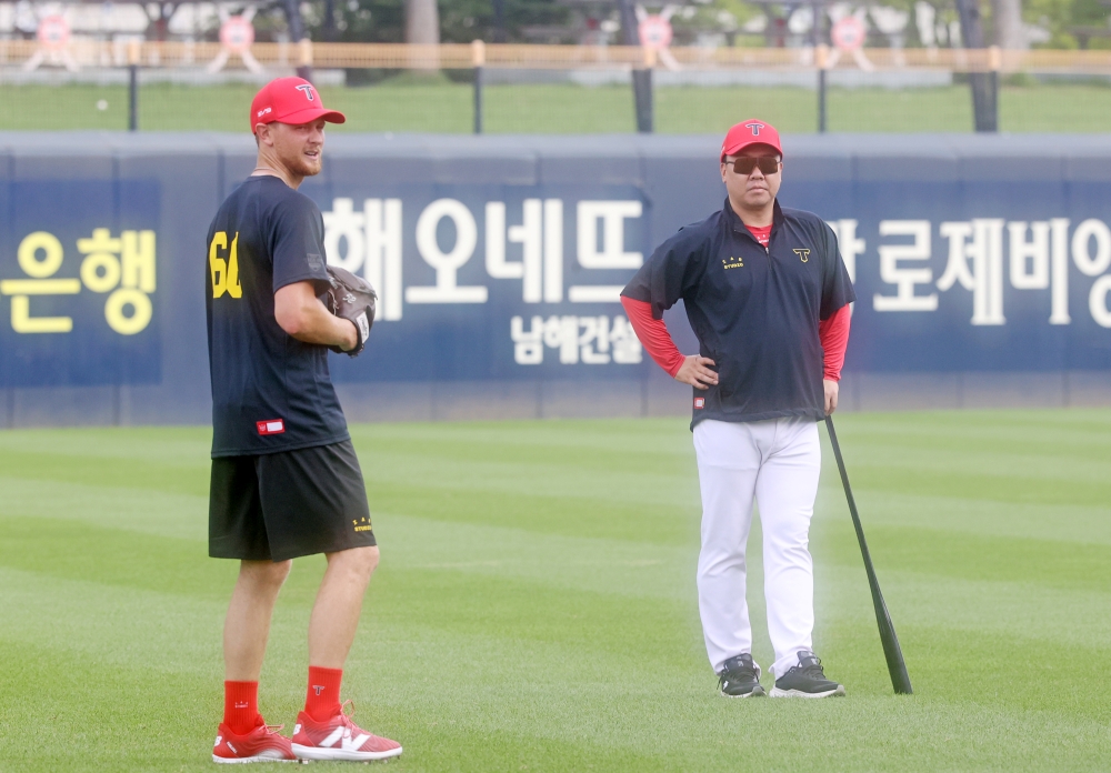 7일 오후 광주-KIA챔피언스필드에서 열리는 '2024 신한 SOL Bank KBO리그' KT 위즈와 KIA 타이거즈의 경기, 경기 전 KIA 새 외국인 투수 에릭 라우어가 연습에 임하고 있다. KIA 타이거즈 제공