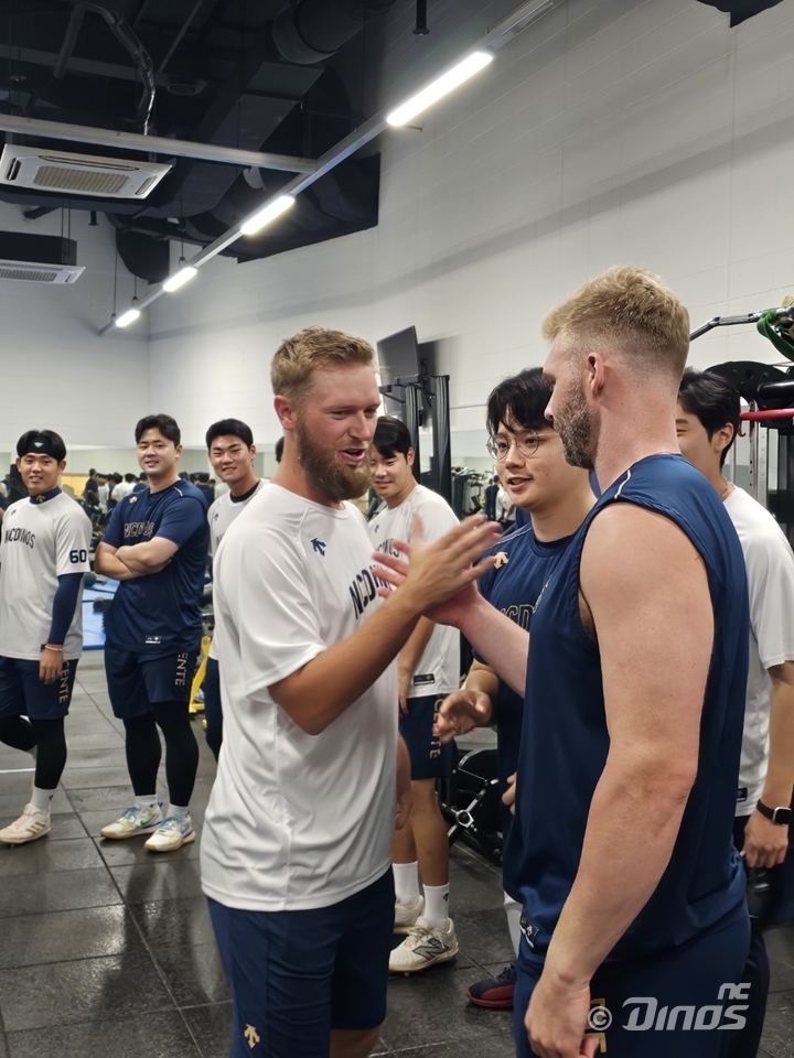 NC 투수 요키시(왼쪽)는 9일 잠실구장에서 열린 '2024 신한 SOL Bank KBO 리그' LG와 주말 3연전 첫 경기에서 선발 등판했다. 430일 만에 KBO 리그 복귀전을 치른 요키시지만, 최종 성적 3⅔이닝 10실점을 기록했다. NC 다이노스