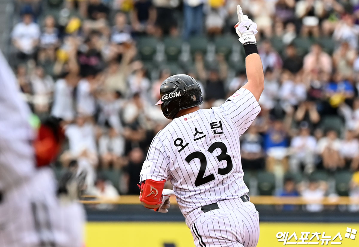 LG 내야수 오스틴은 9일 잠실구장에서 열린 '2024 신한 SOL Bank KBO 리그' NC와 주말 3연전 첫 번째 경기에서 3번 지명타자로 선발 출전했다. 1회말에만 홈런 두 개를 쳐 KBO 리그 43년 역사상 최초로 동일 투수 한 이닝 2홈런을 쳐냈다. 엑스포츠뉴스 DB