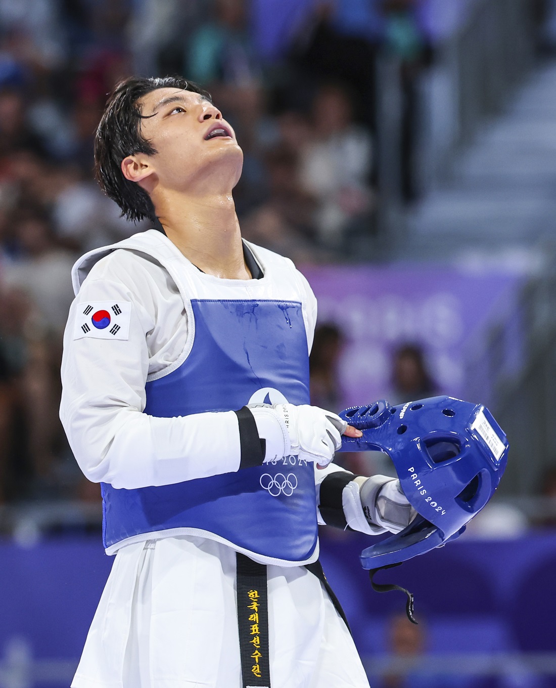 남자 태권도 중량급 스타 서건우(20·한국체대)가 9일(한국시간) 프랑스 파리의 그랑 팔레에서 열린 2024 파리 올림픽 태권도 남자 80kg급 준결승에서 세계랭킹 9위 이란의 메흐란 바르호르다리를 라운드 점수 1-2(4-2 9-13 8-12)로 졌다. 1라운드를 먼저 따냈지만 2, 3라운드에서 상대의 노련한 게임 운영에 주도권을 뺏기면서 역전패로 고개를 숙였다. 사진 연합뉴스