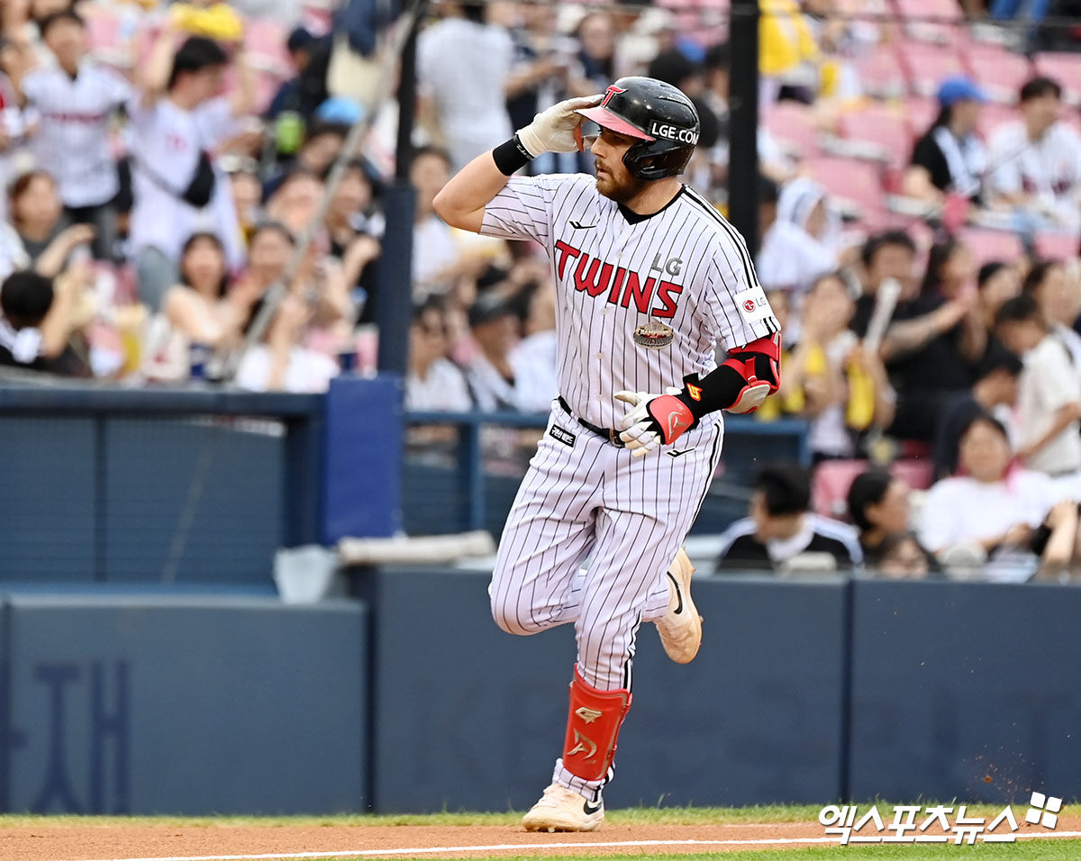 LG 내야수 오스틴은 9일 잠실구장에서 열린 '2024 신한 SOL Bank KBO 리그' NC와 주말 3연전 첫 번째 경기에서 3번 지명타자로 선발 출전했다. 1회말에만 홈런 두 개를 쳐 KBO 리그 43년 역사상 최초로 동일 투수 한 이닝 2홈런을 쳐냈다. 엑스포츠뉴스 DB