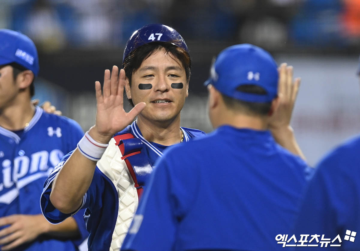 30일 오후 서울 송파구 잠실야구장에서 열린 '2024 신한 SOL BanK KBO리그' 삼성 라이온즈와 LG 트윈스의 경기, 삼성이 선발투수 코너의 8이닝 1실점 완벽투에 힘입어 7:1의 스코어로 승리했다. 경기 종료 후 삼성 강민호가 승리의 기쁨을 나누고 있다. 엑스포츠뉴스 DB