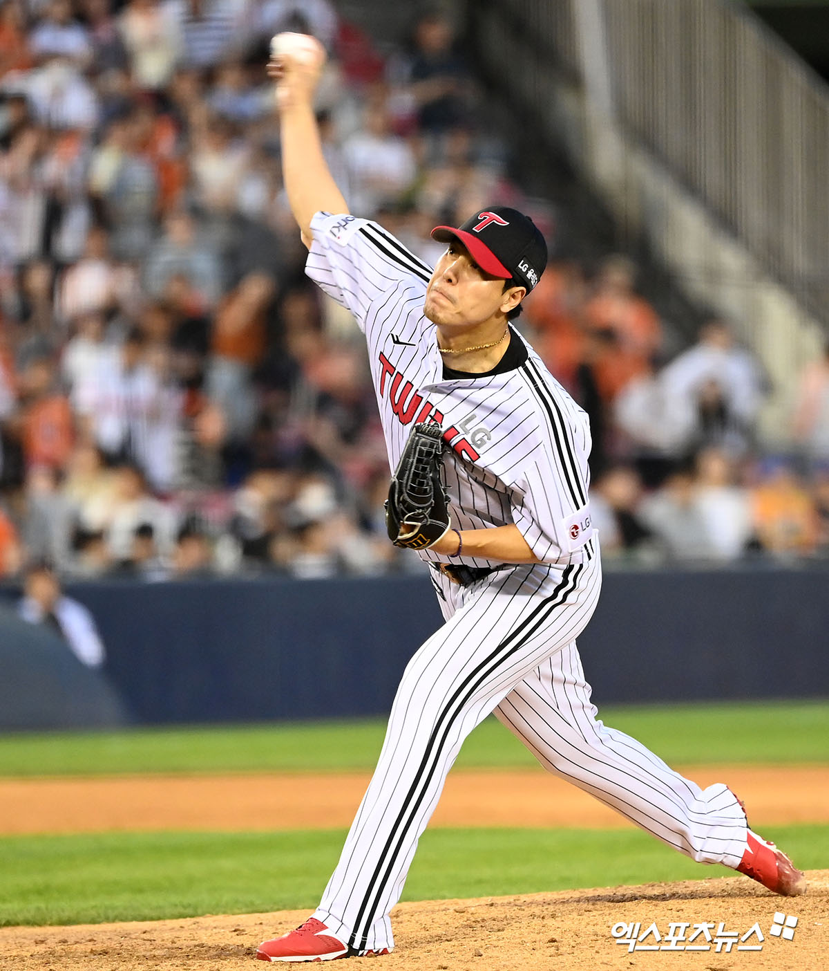 LG 투수 김진성은 9일 잠실구장에서 열린 '2024 신한 SOL Bank KBO 리그' NC와 주말 3연전 첫 번째 경기에서 구원 등판했다. 7회초 무사 1,2루를 실점 없이 막아내는 등 1⅔이닝 무실점으로 팀 승리의 발판을 만들었다. 엑스포츠뉴스 DB