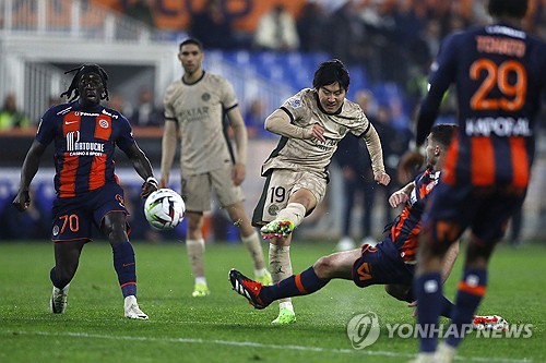 사우디아라비아가 이강인에게 손을 뻗고 있다. 마케팅적 가치가 높은 이강인을 사우디아라비아로 데려와 자국 리그 발전에 활용하겠다는 계획이다. 이를 위해 사우디아라비아 클럽들은 이강인에게 리그 최고 수준의 연봉을 제안할 준비가 되어 있다는 소식이 전해졌다. 현재 사우디아라비아에서 가장 높은 연봉을 받고 있는 선수는 2억 유로 연봉의 주인공 크리스티아누 호날두다. 사진 연합뉴스