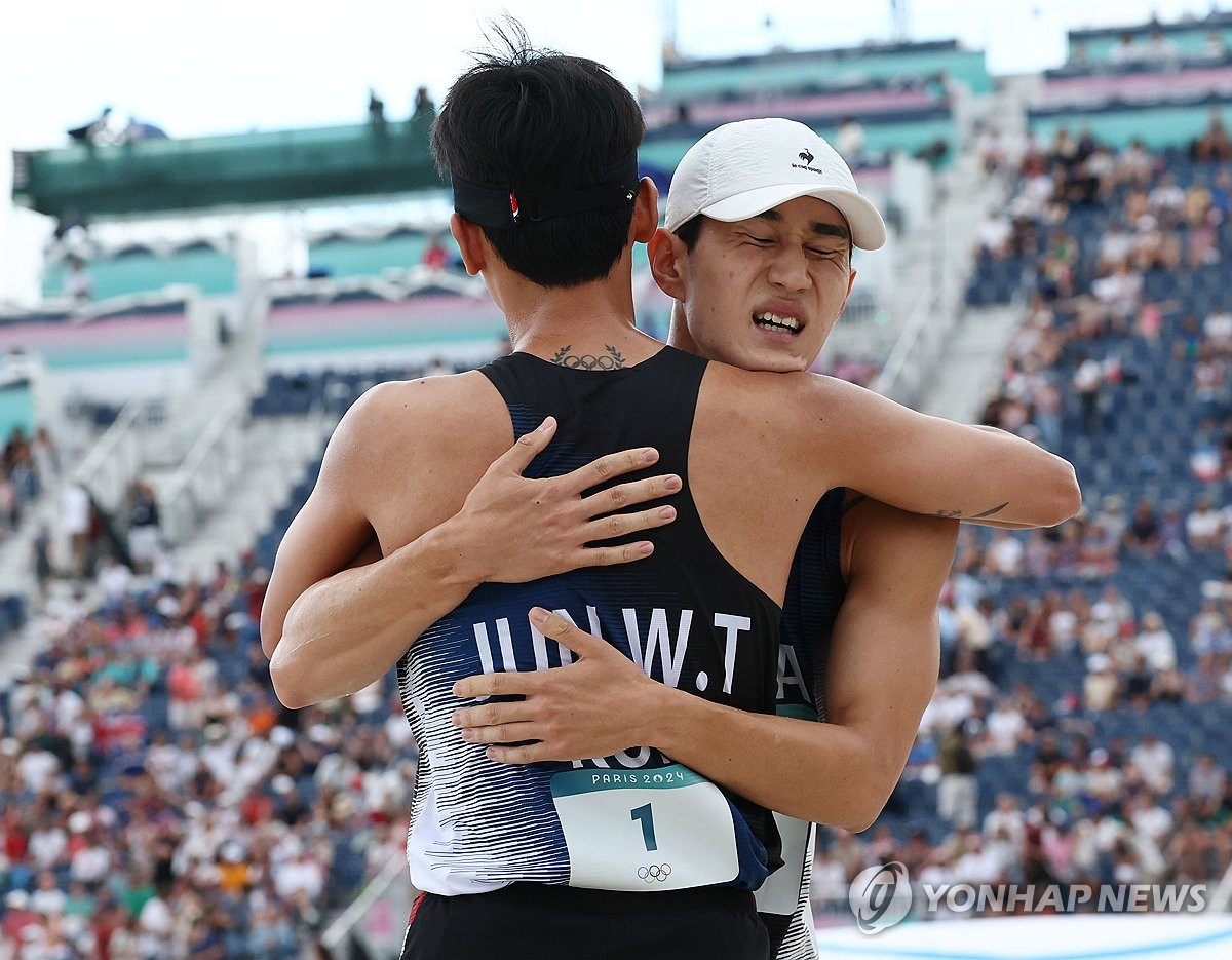 남자 근대5종의 전웅태(광주광역시청)와 서창완(국군체육부대)이 2024 파리 올림픽 결승 진출에 성공했다. 두 선수는 근대5종 결승에서 함께 메달 도전에 나선다. 전웅태와 서창완은 10일 프랑스 베르사유 궁전에 마련된 근대5종 스타디움에서 열린 2024 파리 올림픽 남자 준결승에서 각각 B조 2위와 5위를 차지해, 18명 중 9명에게 주어지는 결승 출전권을 확보했다. 2020 도쿄 올림픽 근대5종 동메달리스트 전웅태는 준결승에서 1515점을 획득했고 첫 올림픽에 출전하는 서창완은 1503점을 기록해 함께 결승에 올랐다. 연합뉴스