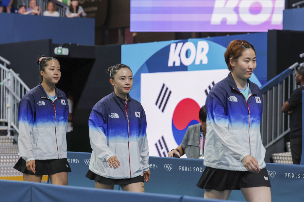 신유빈, 전지희, 이은혜로 구성된 한국 여자 탁구 대표팀은 10일 프랑스 파리의 사우스 파리 아레나4에서 열린 2024 파리 올림픽 탁구 여자 단체전 3~4위전에서 독일에 매치 점수 3-0 완승을 거두고 동메달을 차지했다. 독일을 누르면서 한국은 올림픽 탁구 종목에 단체전이 처음 생긴 2008년 베이징 대회 동메달 이후 16년 만에 여자 단체전 메달을 따내는 역사를 썼다. 신유빈은 이날 동메달을 목에 걸면서 1992년 바르셀로나 대회 현정화(여자 단식 동메달·여자 복식 동메달)에 이후 처음으로 한국 탁구 선수로는 단일 올림픽 2개의 메달을 따내는 첫 선수가 됐다. 한국은 3년 전 도쿄 올림픽 8강 독일전 패배로 설욕했다. 연합뉴스