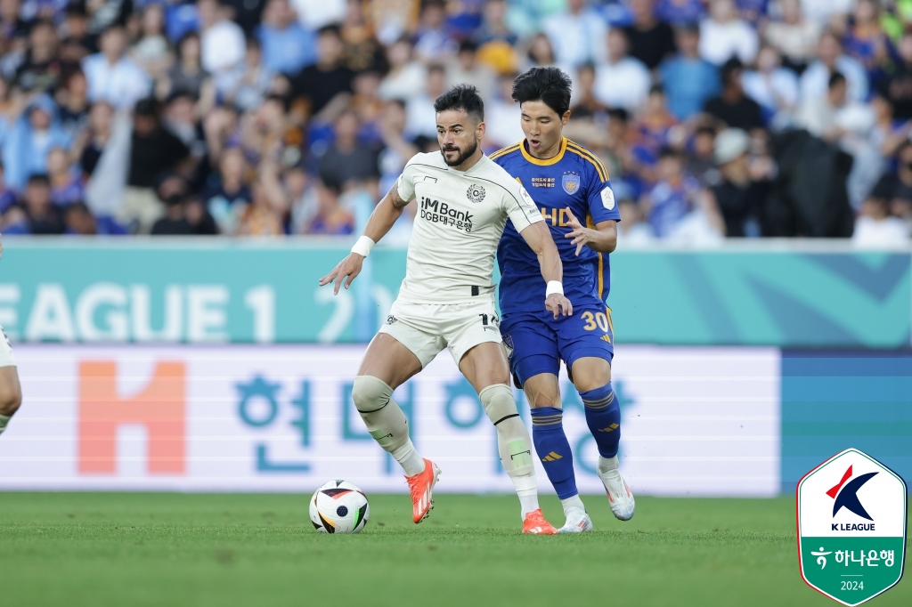 김판곤 감독이 울산HD 감독 데뷔전서 대구FC를 꺾고 승전고를 울렸다. 울산은 10일 문수축구경기장에서 열린 대구와의 '하나은행 K리그1 2024' 26라운드 홈 경기에서 행운의 자책골을 앞세워 1-0 승리했다. 최근 리그 2연패에 빠져 선두권 경쟁에서 뒤처졌던 울산은 승점 3점을 추가해 3위(13승6무7패·승점 45)에 올랐다. 7경기 연속 무승을 기록한 대구는 5승9무12패, 승점 24로 10위를 유지했다. 한국프로축구연맹