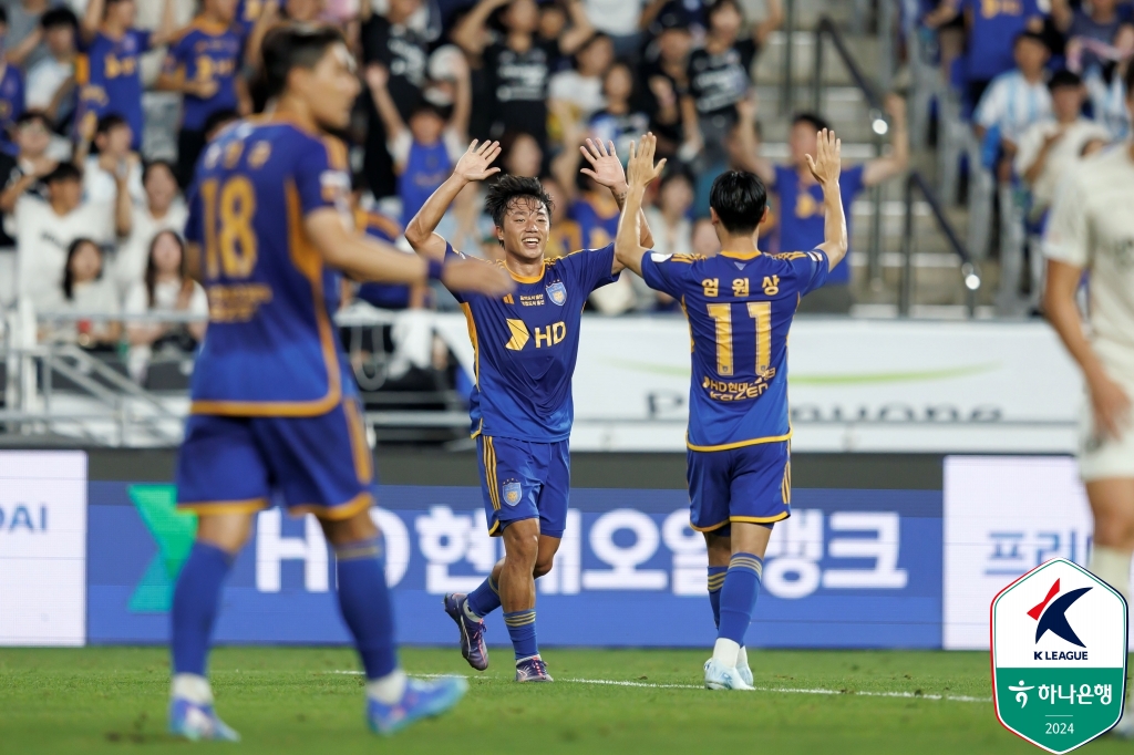 김판곤 감독이 울산HD 감독 데뷔전서 대구FC를 꺾고 승전고를 울렸다. 울산은 10일 문수축구경기장에서 열린 대구와의 '하나은행 K리그1 2024' 26라운드 홈 경기에서 행운의 자책골을 앞세워 1-0 승리했다. 최근 리그 2연패에 빠져 선두권 경쟁에서 뒤처졌던 울산은 승점 3점을 추가해 3위(13승6무7패·승점 45)에 올랐다. 7경기 연속 무승을 기록한 대구는 5승9무12패, 승점 24로 10위를 유지했다. 한국프로축구연맹