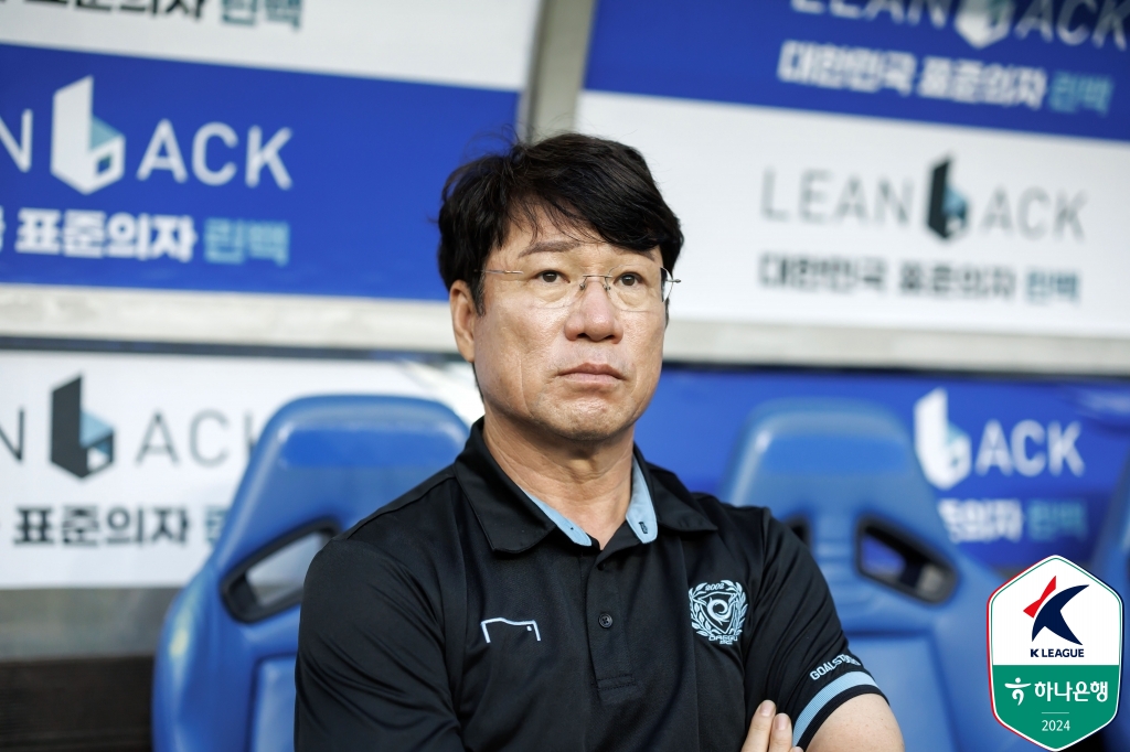 김판곤 감독이 울산HD 감독 데뷔전서 대구FC를 꺾고 승전고를 울렸다. 울산은 10일 문수축구경기장에서 열린 대구와의 '하나은행 K리그1 2024' 26라운드 홈 경기에서 행운의 자책골을 앞세워 1-0 승리했다. 최근 리그 2연패에 빠져 선두권 경쟁에서 뒤처졌던 울산은 승점 3점을 추가해 3위(13승6무7패·승점 45)에 올랐다. 7경기 연속 무승을 기록한 대구는 5승9무12패, 승점 24로 10위를 유지했다. 한국프로축구연맹