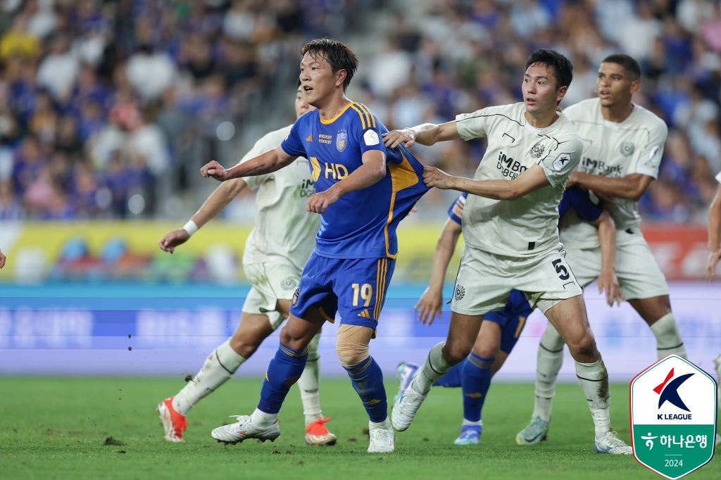 김판곤 감독이 울산HD 감독 데뷔전서 대구FC를 꺾고 승전고를 울렸다. 울산은 10일 문수축구경기장에서 열린 대구와의 '하나은행 K리그1 2024' 26라운드 홈 경기에서 행운의 자책골을 앞세워 1-0 승리했다. 최근 리그 2연패에 빠져 선두권 경쟁에서 뒤처졌던 울산은 승점 3점을 추가해 3위(13승6무7패·승점 45)에 올랐다. 7경기 연속 무승을 기록한 대구는 5승9무12패, 승점 24로 10위를 유지했다. 한국프로축구연맹