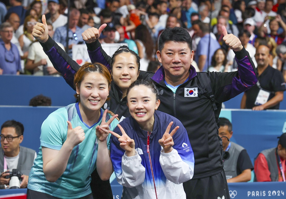 신유빈, 전지희, 이은혜로 구성된 한국 여자 탁구 대표팀은 10일 2024 파리 올림픽 탁구 여자 단체전 3~4위전에서 독일에 매치 점수 3-0 완승을 거두고 동메달을 차지했다. 독일을 누르면서 한국은 2008년 베이징 대회 동메달 이후 16년 만에 여자 단체전 메달을 따내는 역사를 썼다. 신유빈은 이날 동메달을 목에 걸면서 1992년 바르셀로나 대회 현정화와 김택수 이후 처음으로 단일 올림픽에서 2개의 메달을 따낸 탁구 선수가 됐다. 연합뉴스