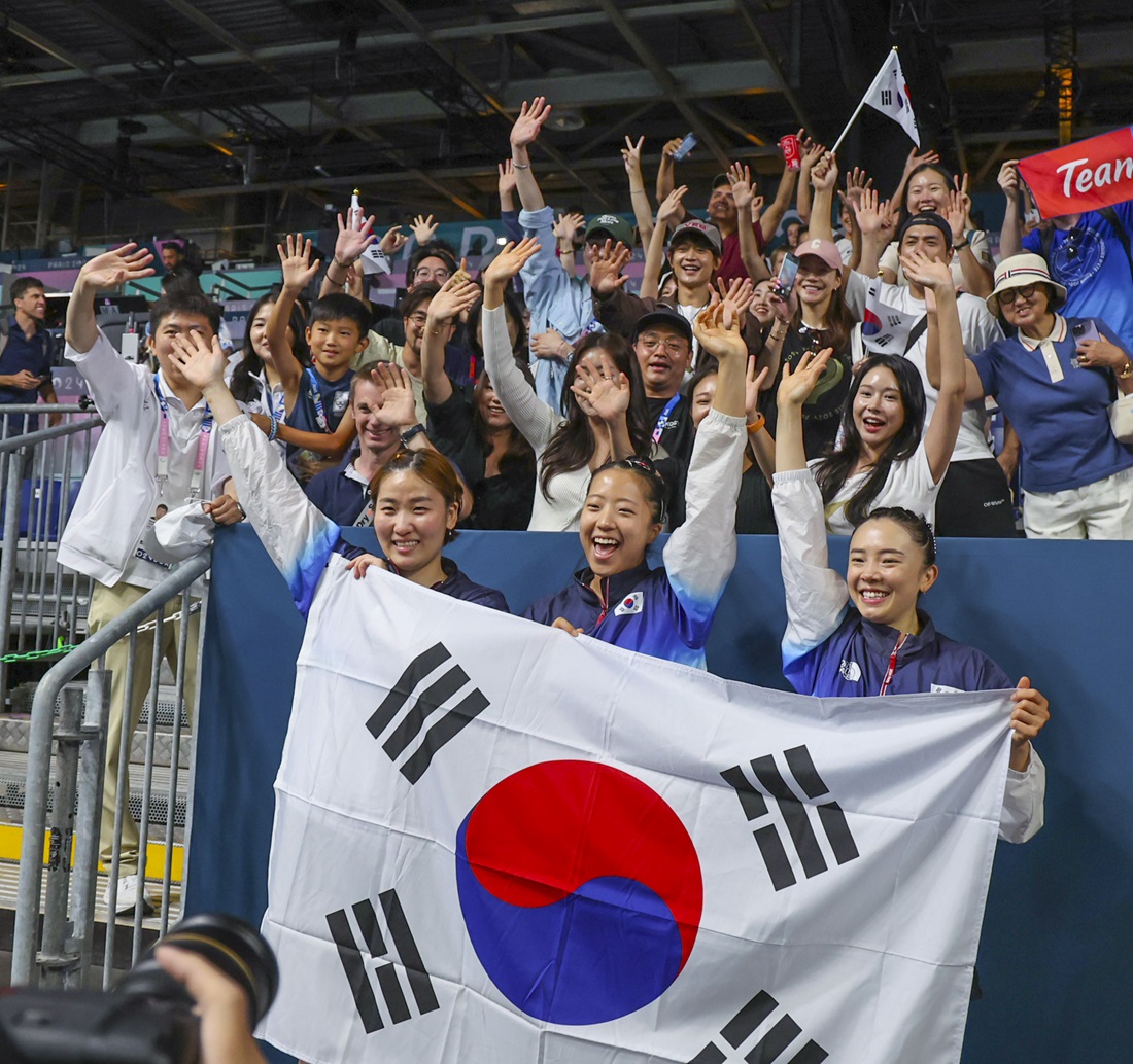 신유빈, 전지희, 이은혜로 구성된 한국 여자 탁구 대표팀은 10일 2024 파리 올림픽 탁구 여자 단체전 3~4위전에서 독일에 매치 점수 3-0 완승을 거두고 동메달을 차지했다. 독일을 누르면서 한국은 2008년 베이징 대회 동메달 이후 16년 만에 여자 단체전 메달을 따내는 역사를 썼다. 신유빈은 이날 동메달을 목에 걸면서 1992년 바르셀로나 대회 현정화와 김택수 이후 처음으로 단일 올림픽에서 2개의 메달을 따낸 탁구 선수가 됐다. 연합뉴스