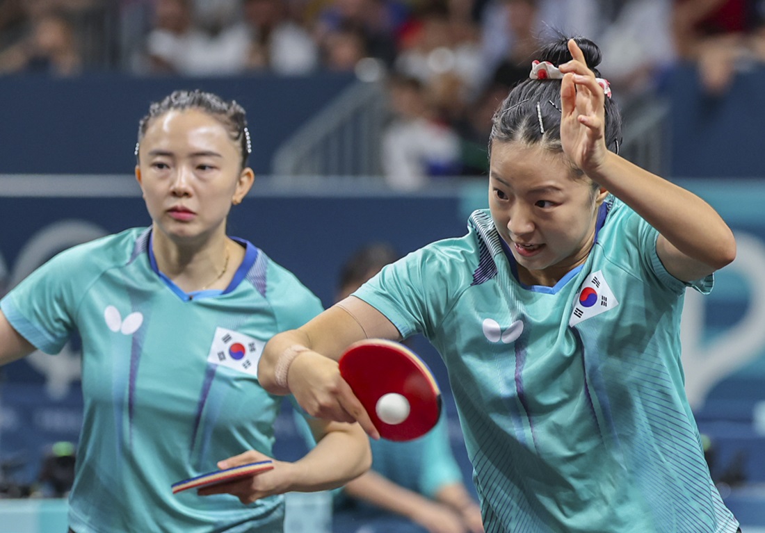 신유빈, 전지희, 이은혜로 구성된 한국 여자 탁구 대표팀은 10일 2024 파리 올림픽 탁구 여자 단체전 3~4위전에서 독일에 매치 점수 3-0 완승을 거두고 동메달을 차지했다. 독일을 누르면서 한국은 2008년 베이징 대회 동메달 이후 16년 만에 여자 단체전 메달을 따내는 역사를 썼다. 신유빈은 이날 동메달을 목에 걸면서 1992년 바르셀로나 대회 현정화와 김택수 이후 처음으로 단일 올림픽에서 2개의 메달을 따낸 탁구 선수가 됐다. 연합뉴스