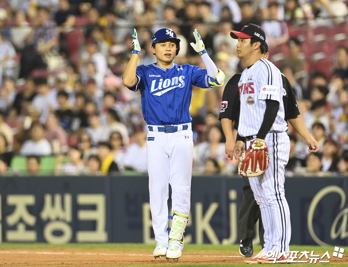 30일 오후 서울 송파구 잠실야구장에서 열린 '2024 신한 SOL BanK KBO리그' 삼성 라이온즈와 LG 트윈스의 경기, 5회초 2사 1,2루 삼성 김헌곤이 1타점 적시타를 때려내고 있다. 엑스포츠뉴스 DB