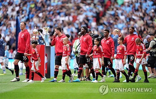 맨체스터 시티는 10일(한국시간) 영국 런던에 위치한 웸블리 스타디움에서 열린 맨체스터 유나이티드와의 2024 커뮤니티 쉴드에서 승부차기 끝에 7-6으로 승리했다. 이날 양 팀은 1-1로 경기를 마쳐 승부차기에서 결판을 냈다. 이날 승리로 맨시티는 2019년 이후 5년 만에 커뮤니티 실드를 우승했다. 연합뉴스