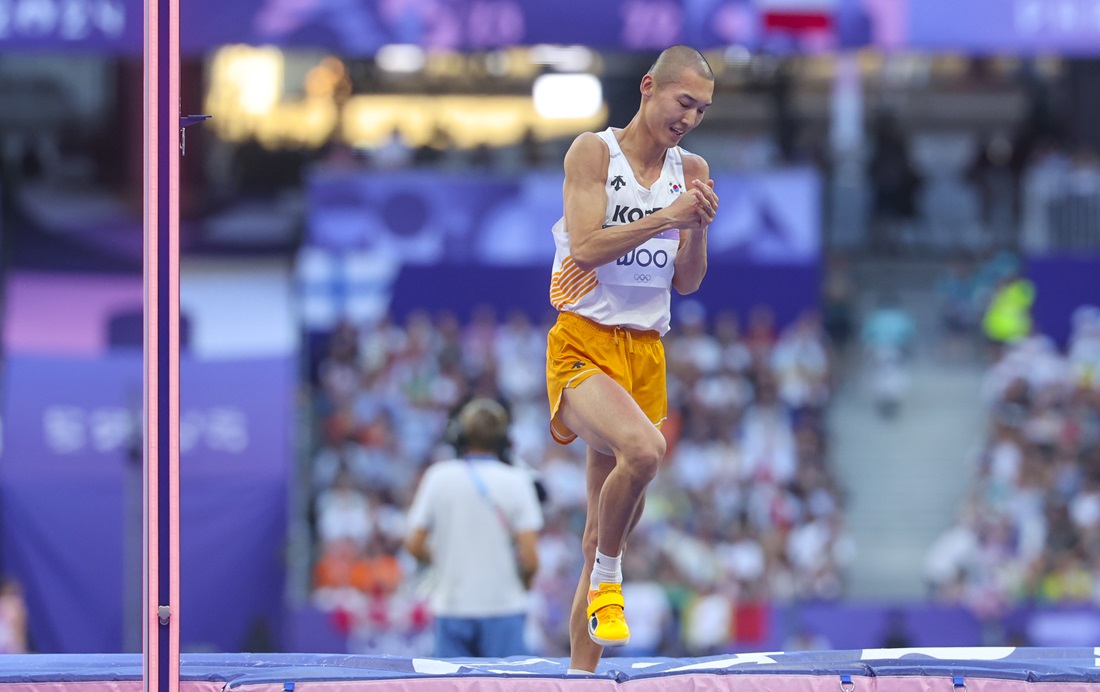 우상혁이 11일(한국시간) 프랑스 파리의 스타드 드 프랑스에서 열린 2024 파리 하계 올림픽 남자 육상 높이뛰기 결선에 출전, 전체 12명의 출전 선수 중 최종 7위를 기록했다. 한국 육상 트랙 앤드 필드 종목 사상 최초의 메달 획득이 기대됐지만 예상보다 저조한 기록 속에 아쉽게 이번 대회를 마감했다. 사진 연합뉴스