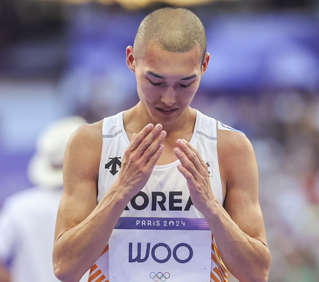 우상혁이 11일(한국시간) 프랑스 파리의 스타드 드 프랑스에서 열린 2024 파리 하계 올림픽 남자 육상 높이뛰기 결선에 출전, 전체 12명의 출전 선수 중 최종 7위를 기록했다. 한국 육상 트랙 앤드 필드 종목 사상 최초의 메달 획득이 기대됐지만 예상보다 저조한 기록 속에 아쉽게 이번 대회를 마감했다. 사진 연합뉴스