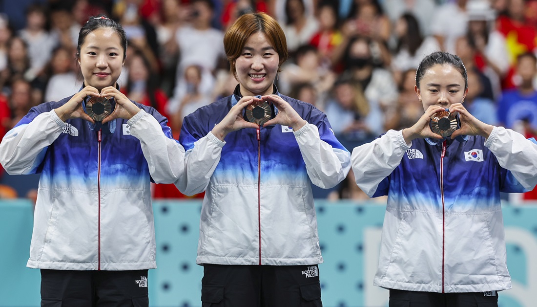 (왼쪽부터) 신유빈, 이은혜, 전지희가 10일(한국시간) 프랑스 파리의 사우스 파리 아레나4에서 열린 2024 파리 올림픽 탁구 여자 단체전 3~4위전에서 독일을 매치 점수 3-0(3-2 3-0 3-0)로 꺾고 동메달을 목에 걸었다. 한국 여자 탁구가 이 종목 하계 올림픽에서 메달을 획득한 건 2008 베이징 대회 이후 16년 만이다. 사진 연합뉴스 