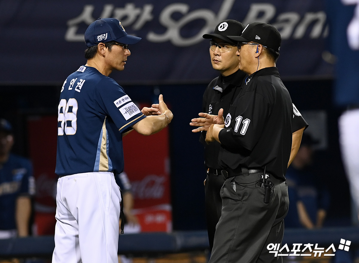 강인권 NC 감독(왼쪽)은 11일 잠실구장에서 열린 '2024 신한 SOL Bank KBO 리그' LG 트윈스와 주말 3연전 마지막 경기에서 퇴장당했다. 7회초 권희동의 귀루 장면을 두고 비디오 판독에 어필하다 퇴장당했다. 잠실, 고아라 기자