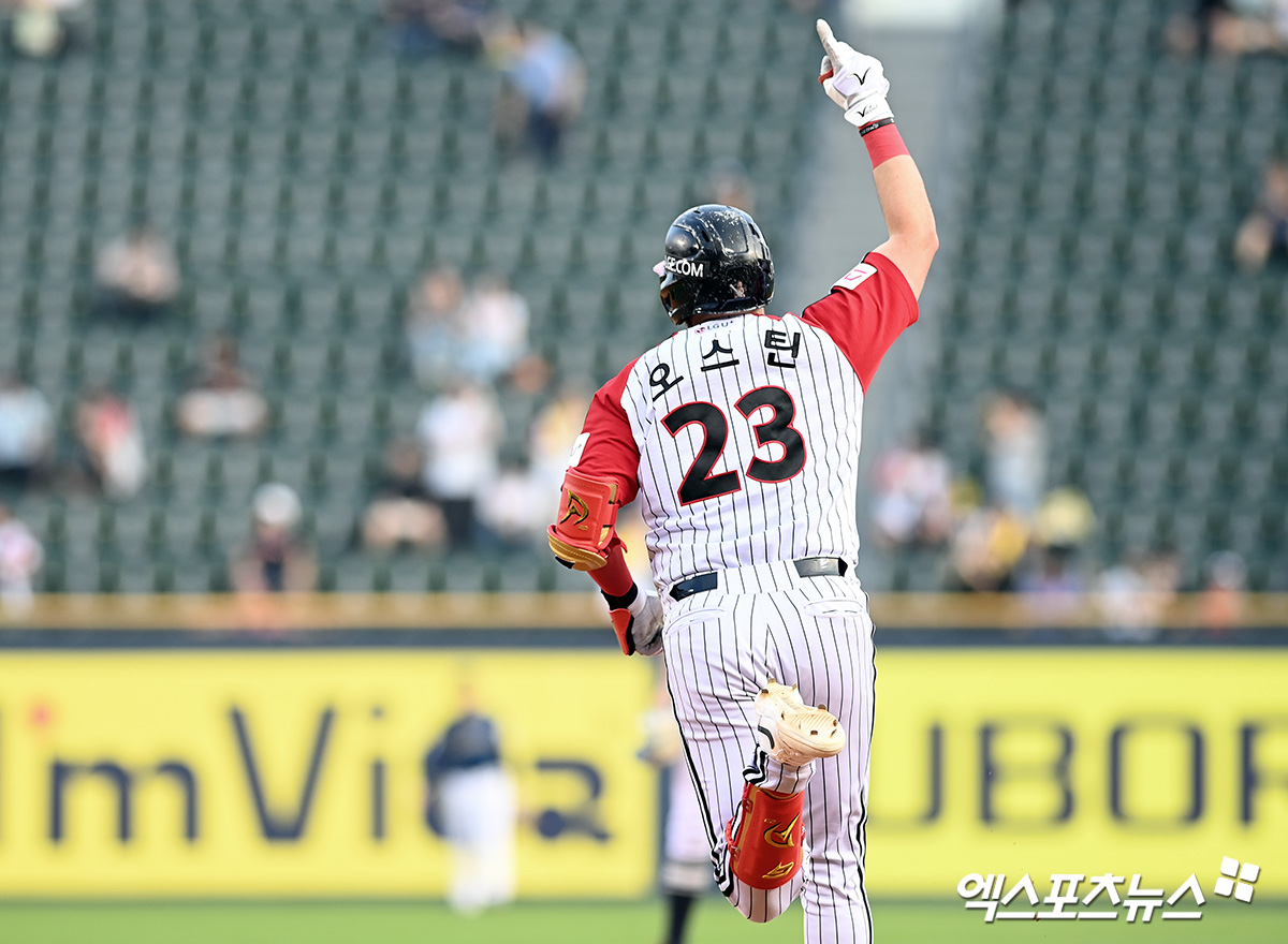 LG 내야수 오스틴은 11일 잠실구장에서 열린 '2024 신한 SOL Bank KBO 리그' NC와 주말 3연전 마지막 경기에서 3번 지명타자로 선발 출전했다. 4회말과 9회말 총 2개의 솔로 홈런을 터트려 팀 승리에 힘을 보탰다. 잠실, 고아라 기자