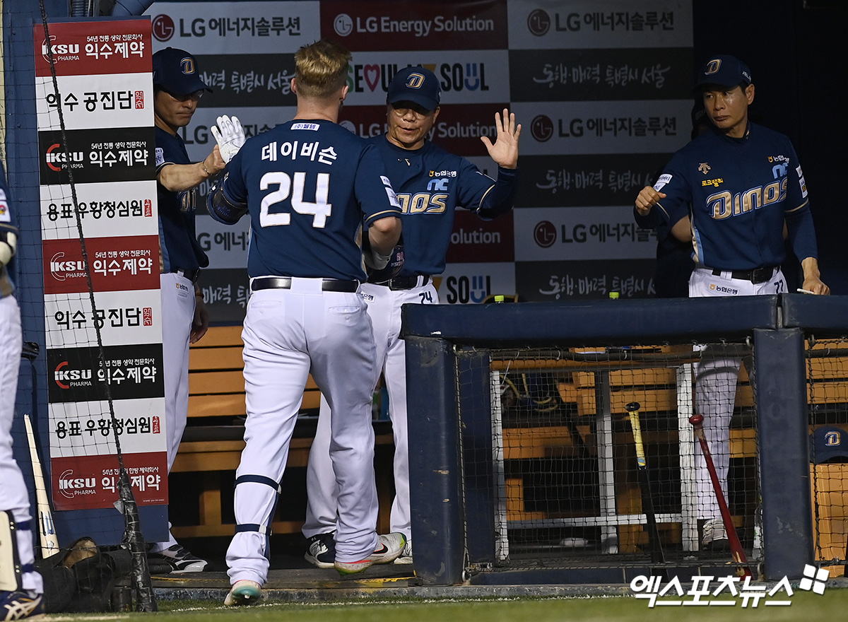  NC 내야수 데이비슨은 11일 잠실구장에서 열린 '2024 신한 SOL Bank KBO 리그' LG와 주말 3연전 마지막 경기에서 3번타자 1루수로 선발 출전했다. 7회초 솔로 홈런을 쳐 승부의 균형을 맞췄다. 잠실, 고아라 기자