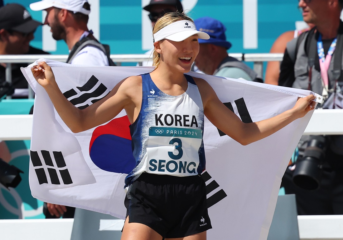 여자 근대5종 세계랭킹 1위 성승민이 11일(한국시간) 프랑스 베르사유 궁전 근대5종 특설 경기장에서 열린 2024 파리 하계올림픽 근대5종 여자부 결승전에서 총점 1441점을 기록, 출전 선수 18명 중 3위에 오르며 동메달을 차지했다. 한국 선수로는 2020 도쿄 올림픽 전웅태의 동메달에 이어 이 종목 두 번째 메달리스트가 됐다. 여자 선수로는 한국은 물론 아시아 최초로 올림픽 포디움에 오른 선수로 역사에 이름을 남기게 됐다. 사진 연합뉴스