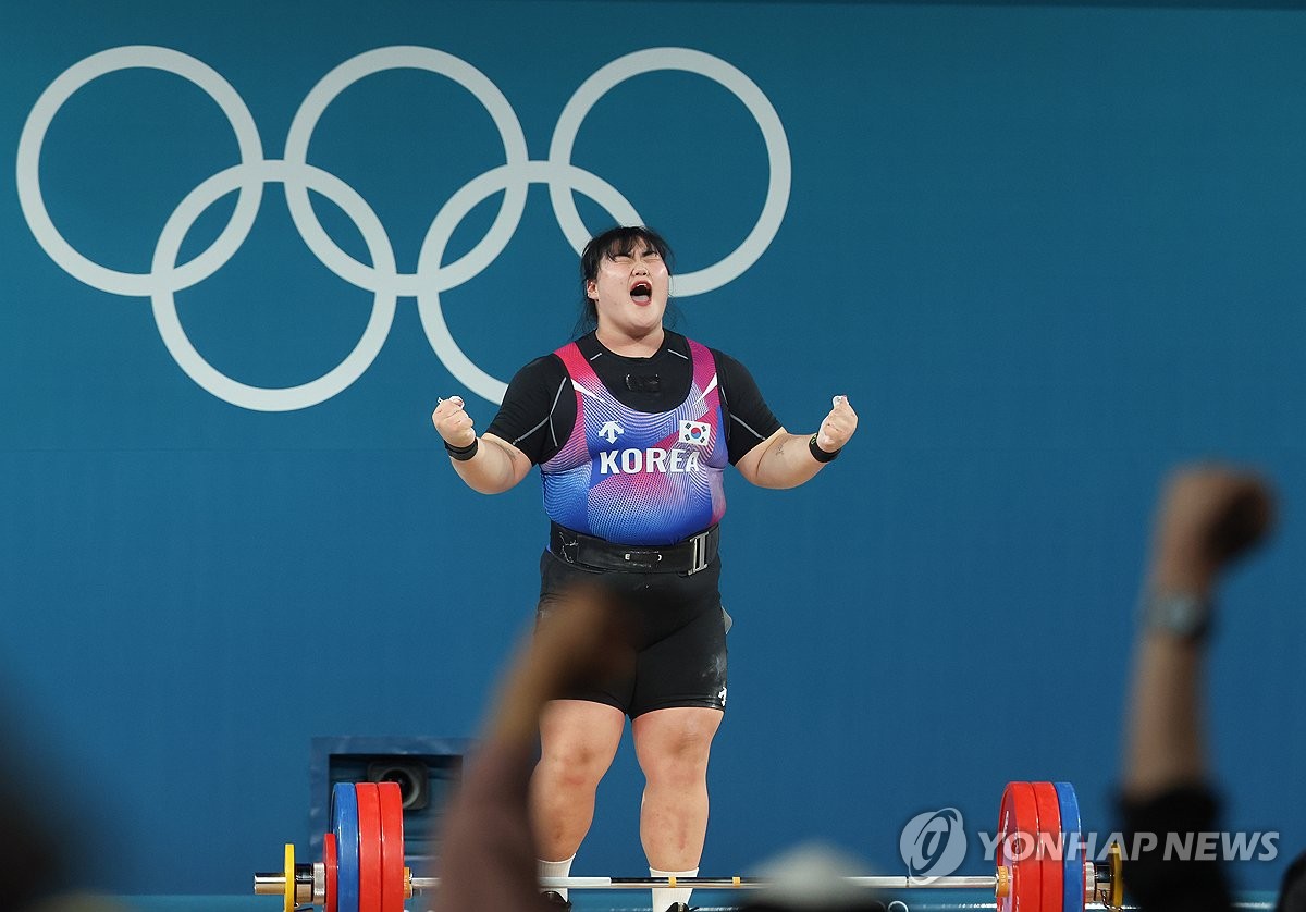 박혜정은 11일 프랑스 파리의 사우스 파리 아레나6에서 열린 파리 올림픽 역도 여자 81kg 이상급 경기에서 인상 131kg, 용상 168kg, 합계 299kg을 들어 은메달을 목에 걸었다. 박혜정은 지난 4월 자신이 작성한 여자 최중량급 합계 한국기록을 2kg 경신했다. 2016년 윤진희 이후 한국 역도에 8년 만에 올림픽 메달을 안겼다. 연합뉴스