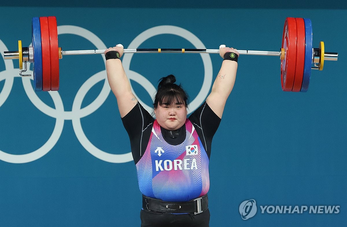 박혜정은 11일 프랑스 파리의 사우스 파리 아레나6에서 열린 파리 올림픽 역도 여자 81kg 이상급 경기에서 인상 131kg, 용상 168kg, 합계 299kg을 들어 은메달을 목에 걸었다. 박혜정은 지난 4월 자신이 작성한 여자 최중량급 합계 한국기록을 2kg 경신했다. 2016년 윤진희 이후 한국 역도에 8년 만에 올림픽 메달을 안겼다. 연합뉴스