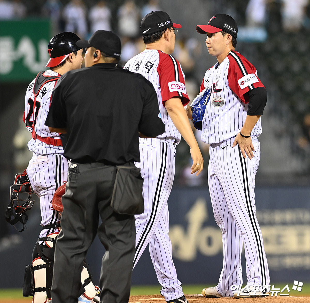 LG 투수 유영찬은 11일 잠실구장에서 열린 '2024 신한 SOL Bank KBO 리그' NC와 주말 3연전 마지막 경기에서 9회초 구원 등판했다. 흔들리는 투구로 NC에 리드를 내줬다. 잠실, 고아라 기자