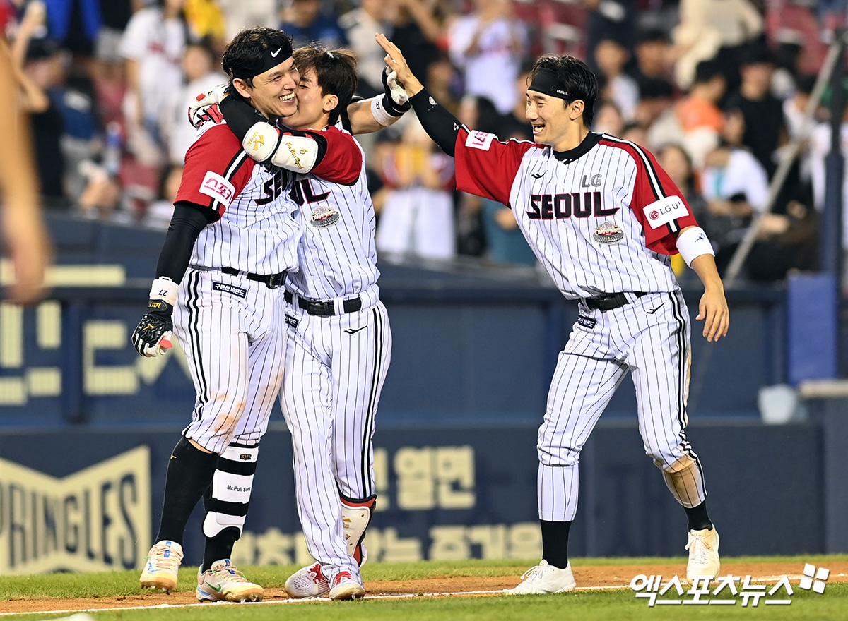 LG 포수 박동원(왼쪽 첫 번째)은 11일 잠실구장에서 열린 '2024 신한 SOL Bank KBO 리그' NC와 주말 3연전 마지막 경기에서 7번타자 포수로 선발 출전했다. 9회말 끝내기 2루타를 쳐 팀 승리에 힘을 보탰다. 박동원은 끝내기 안타 뒤 9회초 치명적인 실책을 저질렀던 구본혁을 안아주고 있다. 잠실, 고아라 기자