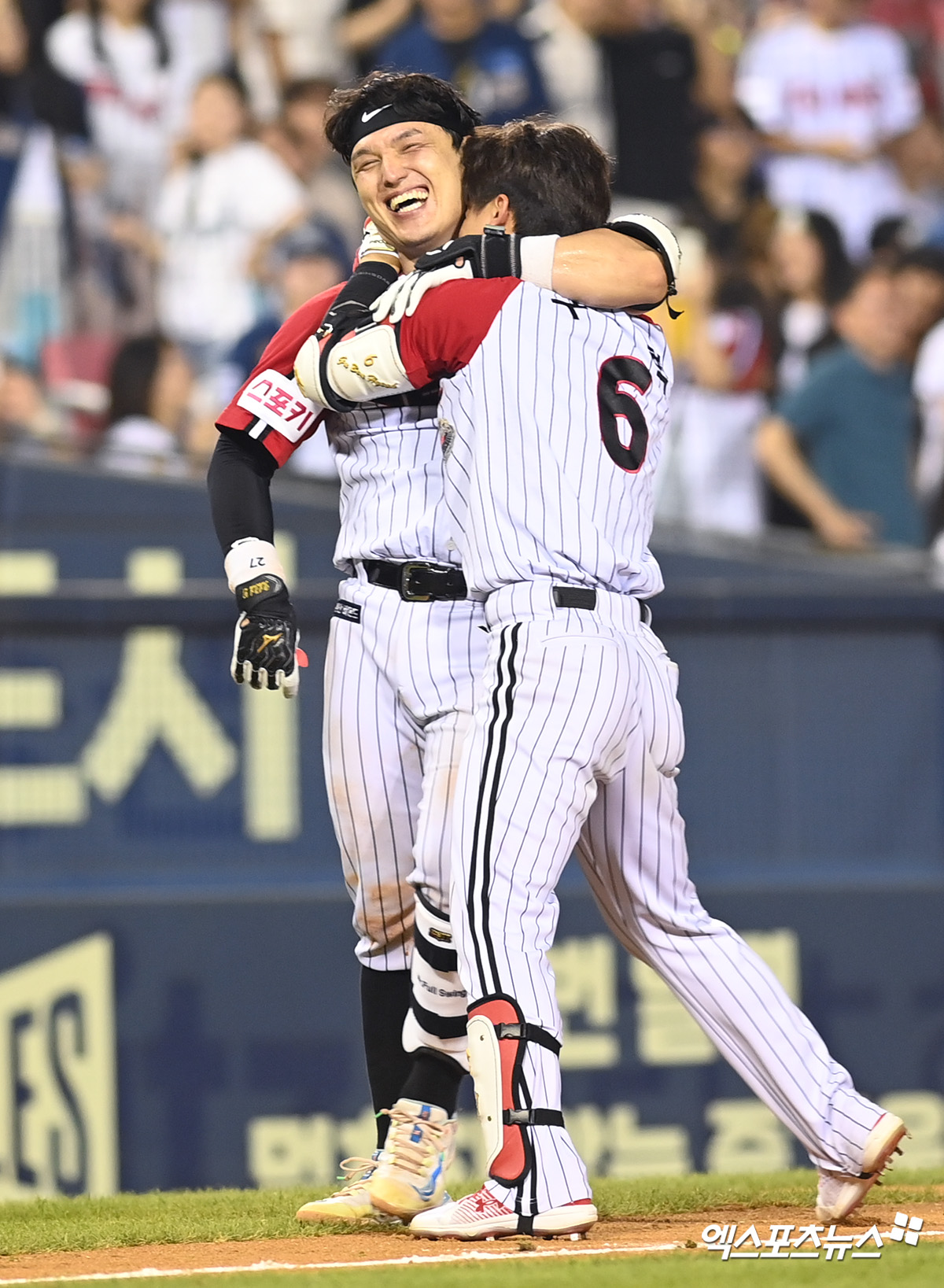 LG 포수 박동원(왼쪽)은 11일 잠실구장에서 열린 '2024 신한 SOL Bank KBO 리그' NC와 주말 3연전 마지막 경기에서 7번타자 포수로 선발 출전했다. 9회말 끝내기 2루타를 쳐 팀 승리에 힘을 보탰다. 잠실, 고아라 기자 