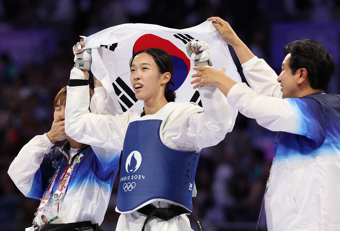 2024 파리 올림픽 여자 태권도 57kg급에서 금메달리스트가 된 김유진. 한국 태권도는 이번 대회에서 금메달 2개, 동메달 1개를 수확하면서 '노골드'의 수모를 당했던 3년 전 도쿄 올림픽의 아픔을 씻어냈다. 사진 연합뉴스