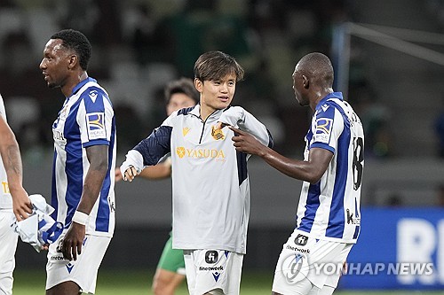 프랑스 축구 잡지 '프랑스 풋볼'이 11일(한국시간) 구보가 사우디아라비아로부터 온 거액의 제안을 거절했었다고 보도했다.   구보는 매체를 통해 자신이 사우디아라비아의 한 구단으로부터 제안을 받았었다고 밝혔다. 그는 한 구단으로부터 4년간 연봉 4,000만 유로(약 596억원), 총 1억 6000만유로(약 2386억원)의 수익을 보장하는 제안을 받았었다. 연합뉴스