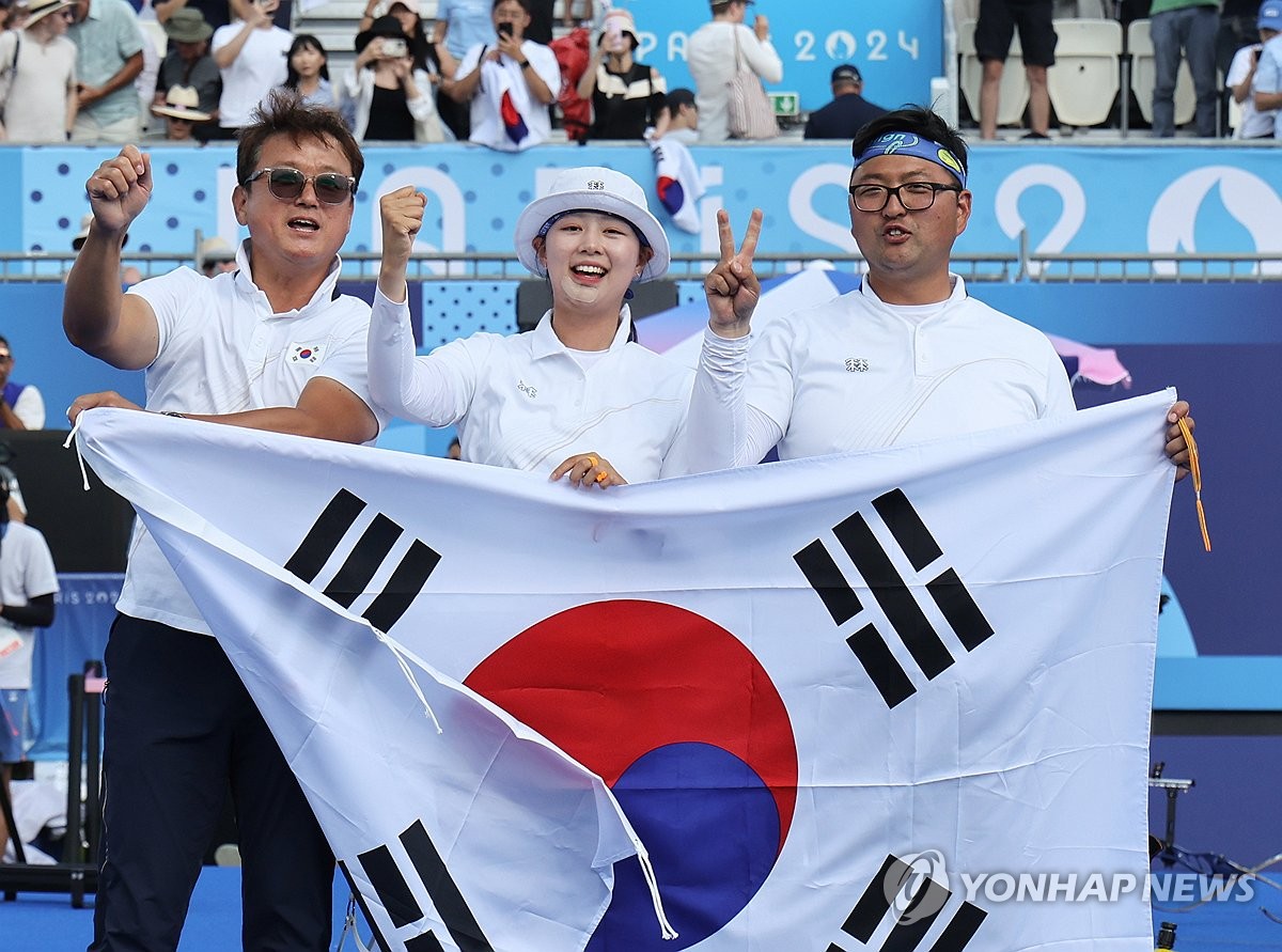 2일(현지시간) 프랑스 파리 레쟁발리드에서 열린 2024 파리올림픽 양궁 혼성 단체 독일과의 결승전에서 승리한 한국 김우진(오른쪽부터)과 임시현이 박성수 감독과 함께 기뻐하고 있다. 2024.8.3