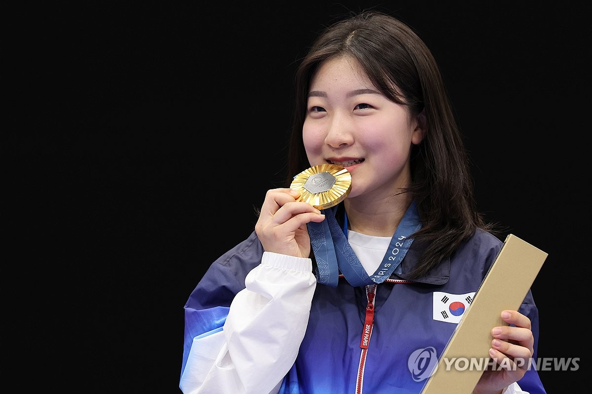 29일(현지시간) 프랑스 샤토루 슈팅 센터에서 열린 2024 파리올림픽 사격 공기소총 10m 여자 결선 시상식에서 반효진이 금메달을 목에 걸고 있다. 한국 사격 대표팀 역대 최연소 선수인 반효진은 우리나라 역대 하계 올림픽 100번째 금메달의 주인공이 됐다. 2024.7.29