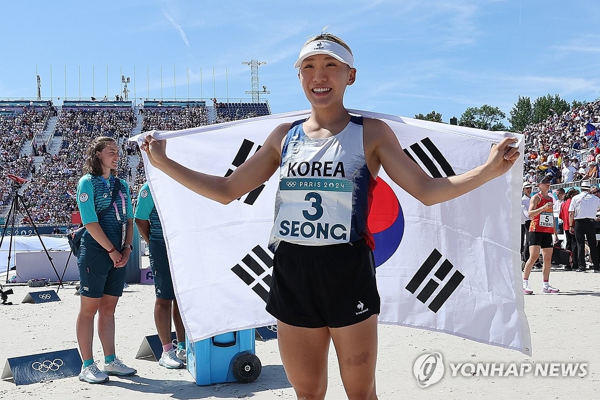 11일(현지시간) 프랑스 파리 베르사유에서 열린 2024파리올림픽 근대5종 여자 개인 결승전 레이저런 경기에서 동메달을 따낸 성승민이 경기를 마친 뒤 태극기를 들고 기뻐하고 있다. 2024.8.11 [공동취재]