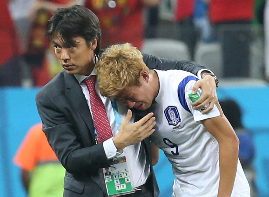 홍명보 감독이 지휘봉을 잡은 축구 국가대표팀이 9월5일 서울월드컵경기장에서 첫 경기를 치른다. 홍명보호는 9월5일 오후 8시 서울월드컵경기장에서 팔레스타인과 B조 1차전을 치른다. 지난 2014년 6월 미국 월드컵 본선 벨기에전 이후 10년 3개월 만에 홍 감독이 대표팀 사령탑으로 복귀해 치르는 첫 경기가 됐다. 이어 2차전은 9월 10일 오후 11시(현지시간 오후 6시) 오만 무스카트 술탄카부스 경기장에서 열린다. 한국은 각 조 1~2위가 북중미 월드컵 본선 티켓을 획득하는 이번 대회 예선에서 이라크, 요르단, 오만, 팔레스타인, 쿠웨이트와 함께 B조에 속했다. 연합뉴스