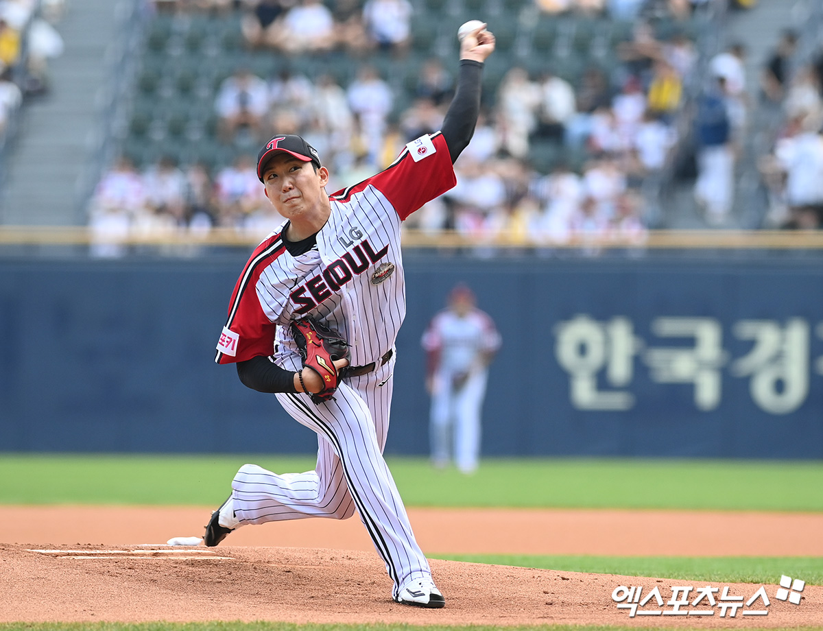 LG 투수 손주영은 11일 잠실구장에서 열린 '2024 신한 SOL Bank KBO 리그' NC와 주말 3연전 마지막 경기에서 선발 등판했다. 이날 6이닝 1실점으로 팀 승리에 힘을 보탰다. 이날 등판에서 규정 이닝을 채우며 국내 투수 평균자책점 2위가 됐다. 엑스포츠뉴스 DB