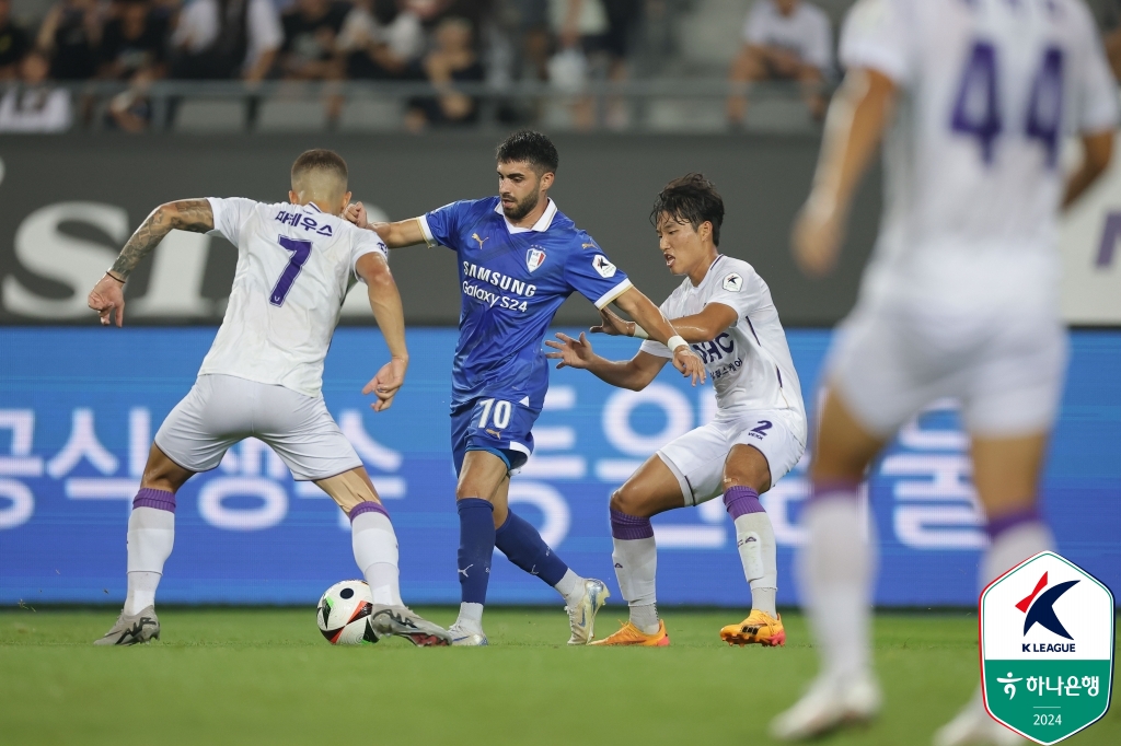 변성환호 수원 삼성이 26일 용인미르스타디움에서 열린 K리그2 26라운드에서 선두 FC안양을 2-1로 꺾으며 10경기 무패행진을 이어갔다. 이날 수원은 1골 1도움을 기록한 김지호의 맹활약을 앞세워 안양을 제압했다. 수원은 변성환 감독 부임 후 10경기에서 4승 6무를 거뒀다. 사진 한국프로축구연맹