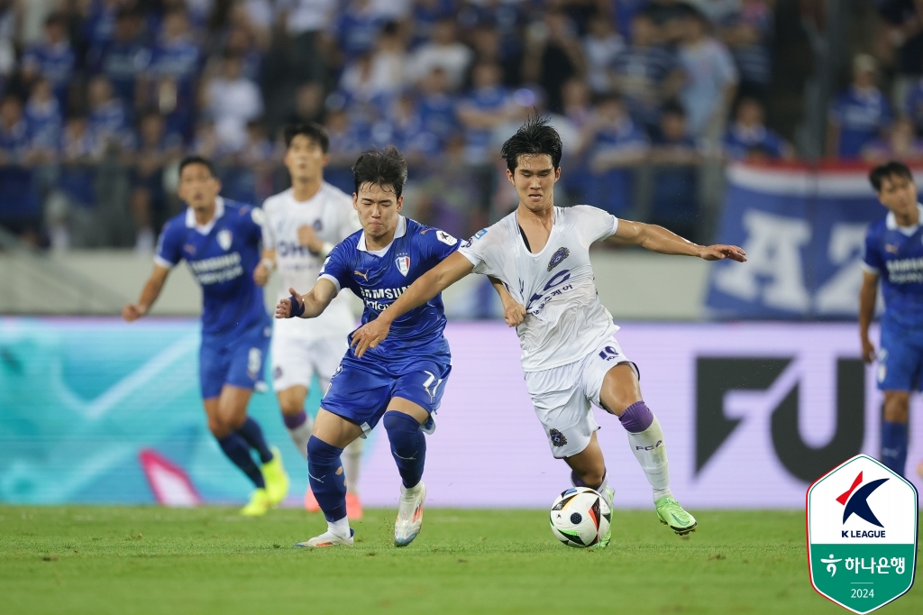 변성환호 수원 삼성이 26일 용인미르스타디움에서 열린 K리그2 26라운드에서 선두 FC안양을 2-1로 꺾으며 10경기 무패행진을 이어갔다. 이날 수원은 1골 1도움을 기록한 김지호의 맹활약을 앞세워 안양을 제압했다. 수원은 변성환 감독 부임 후 10경기에서 4승 6무를 거뒀다. 사진 한국프로축구연맹