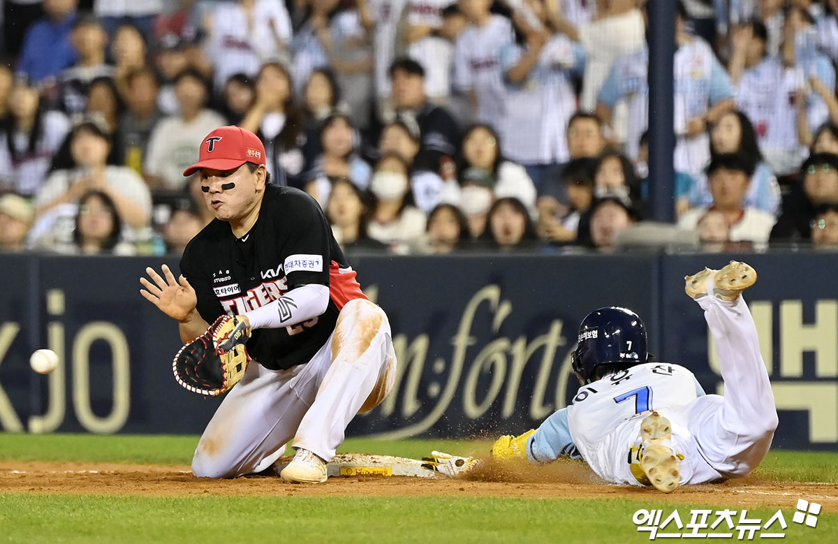 8일 오후 서울 송파구 잠실야구장에서 열린 '2024 신한 SOL Bank KBO리그' KIA 타이거즈와 두산 베어스의 경기, 7회말 2사 만루 두산 이유찬 이 내야땅볼을 친 후 1루에서 헤드퍼스트 슬라이딩을 시도하고 있다. 비디오판독 결과 아웃에서 세이프로 판정이 번복되었다. 엑스포츠뉴스 DB