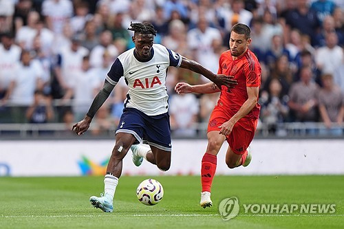 영국 매체 더 선이 지난 12일(한국시간) 토트넘 에이스 비수마가 새로운 시즌 시작을 며칠 앞두고 '웃음 가스'를 흡입하는 장면을 촬영해 사회관계망서비스(SNS)에 올렸다고 전했다. 연합뉴스