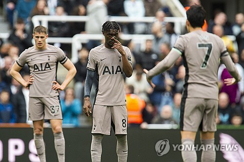 영국 매체 더 선이 지난 12일(한국시간) 토트넘 에이스 비수마가 새로운 시즌 시작을 며칠 앞두고 '웃음 가스'를 흡입하는 장면을 촬영해 사회관계망서비스(SNS)에 올렸다고 전했다. 연합뉴스