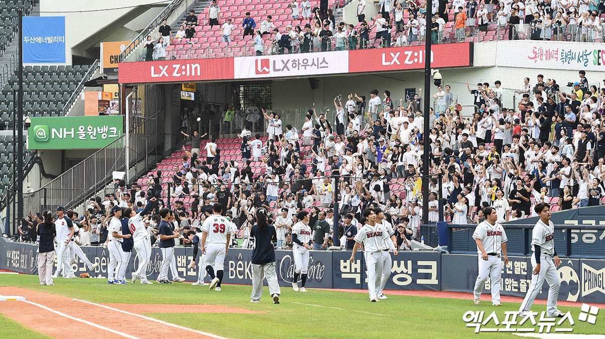 8일 오후 서울 송파구 잠실야구장에서 열린 '2024 신한 SOL Bank KBO리그' LG 트윈스와 두산 베어스의 경기에 앞서 두산 선수들이 2024 시즌 10개 구단 최초 100만 관중 돌파 기념구를 관중석에 선물하고 있다. 엑스포츠뉴스 DB