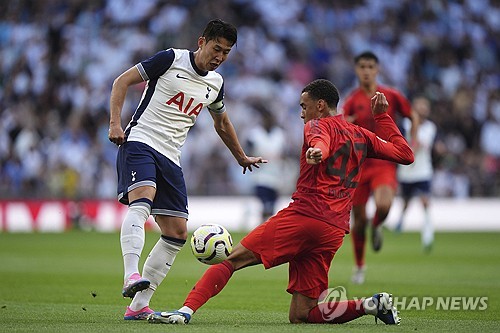 영국 매체 헤이터스 TV가 13일(한국시간) 지난 12일 손흥민의 바이에른 뮌헨전 경기 후 인터뷰를 전했다.   손흥민은 지난 11일 잉글랜드 런던에 있는 토트넘 홋스퍼 스타디움에서 열린 토트넘과 바이에른 뮌헨의 프리시즌 친선 경기에 최전방 공격수로 선발 출장했다. 경기 중에는 만나지 못했지만, 경기 전후로 손흥민과 케인은 인사를 나눴다. 연합뉴스