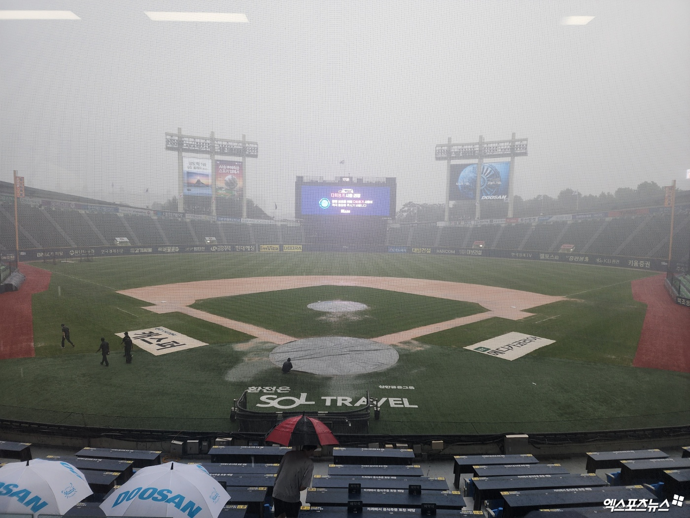 두산과 롯데는 13일 잠실구장에서 열릴 '2024 신한 SOL Bank KBO 리그' 주중 3연전 경기를 앞두고 있다. 경기 개시를 1시간여 앞둔 시점 폭우가 쏟아졌다. 잠실, 박정현 기자