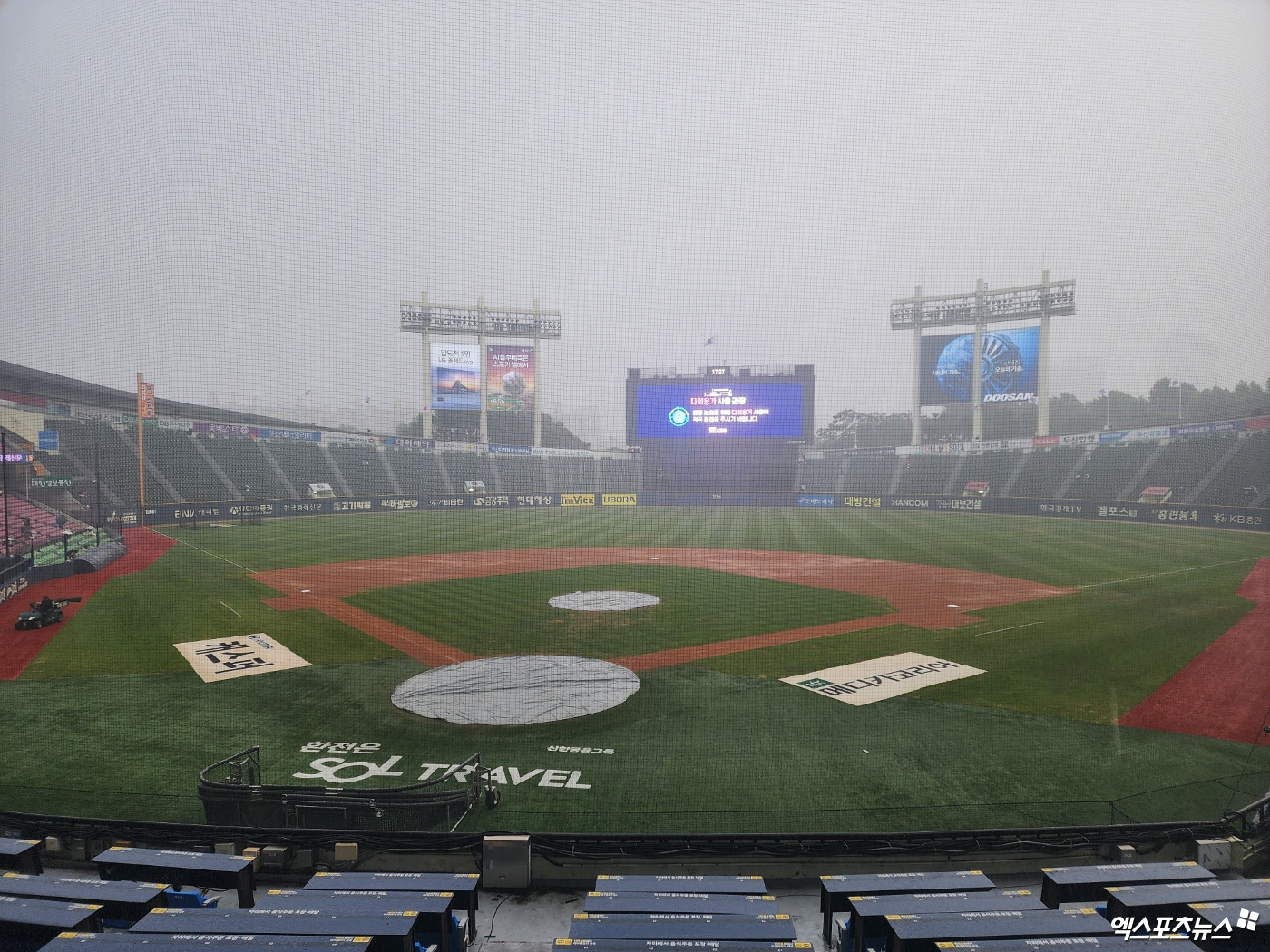 두산과 롯데는 13일 잠실구장에서 열릴 '2024 신한 SOL Bank KBO 리그' 주중 3연전 경기를 앞두고 있다. 경기 개시를 1시간여 앞둔 시점 폭우가 쏟아졌다. 잠실, 박정현 기자