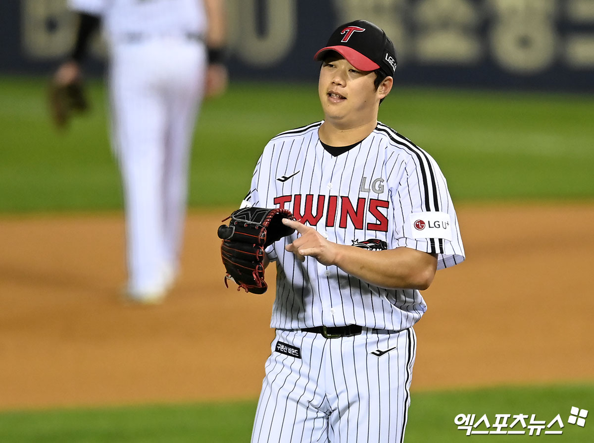 8일 오후 서울 송파구 잠실야구장에서 열린 '2023 신한은행 SOL KBO 포스트시즌' KT 위즈와 LG 트윈스의 한국시리즈 2차전 경기, 8회초 1사 LG 함덕주가 KT 배정대를 헛스윙 삼진으로 처리하고 있다. 엑스포츠뉴스 DB