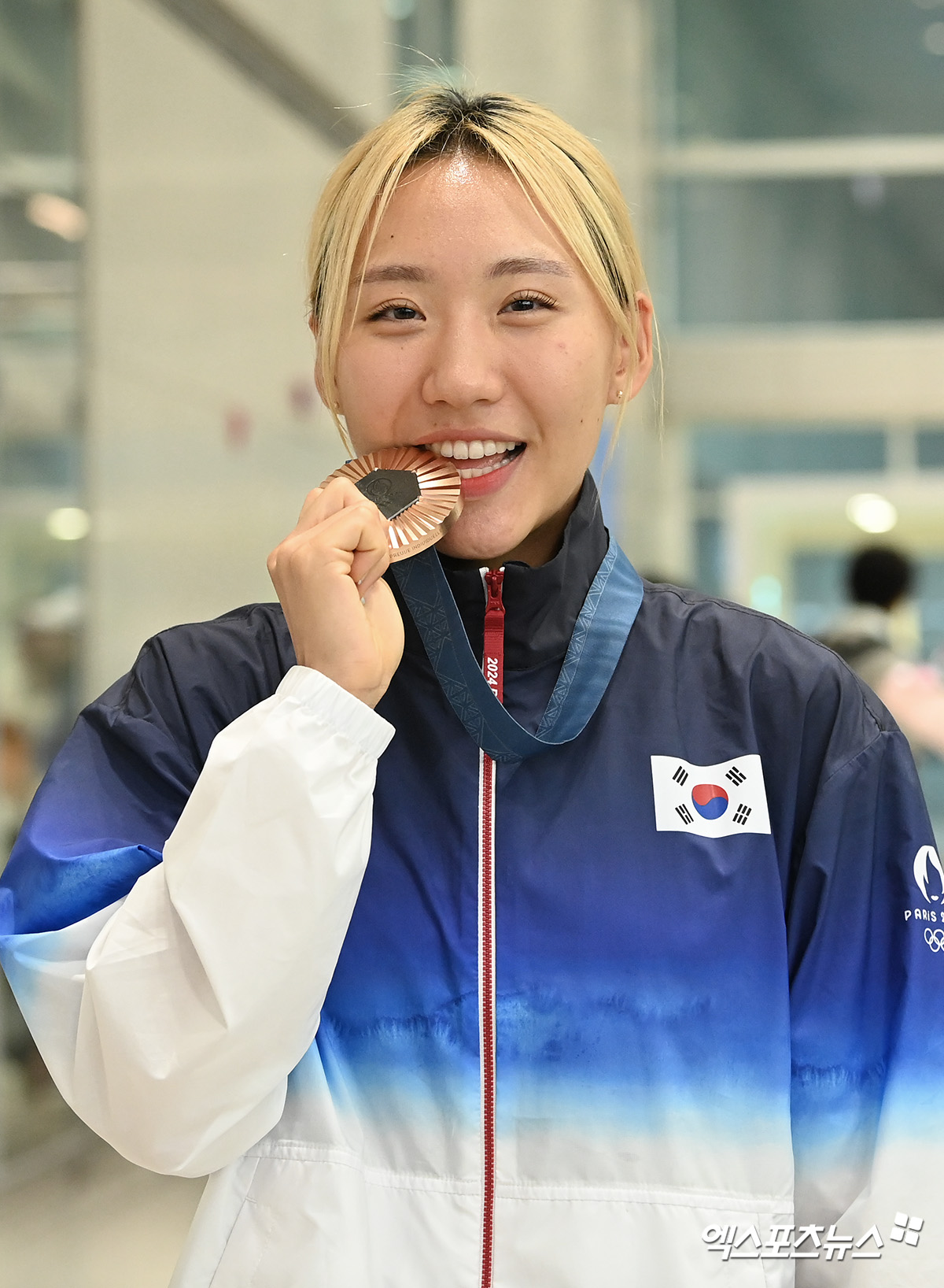 근대5종 동메달리스트 성승민이 13일 인천국제공항을 통해 대한민국 본진 선수단에 섞여 귀국한 뒤 동메달을 깨물고 있다. 한국 선수단은 이번 대회에서 20살 안팎의 어린 선수들이 괴력을 발휘하며 깜짝 메달을 쏟아냈다. 한국은 2008 베이징 올림픽, 2012 런던 올림픽에서 기록했던 역대 최대 금메달과 타이를 기록했다. 한국은 금메달 13개, 은메달 9개, 동메달 10개를 획득해 종합 순위 8위로 대회를 마쳤다. 인천공항, 고아라 기자