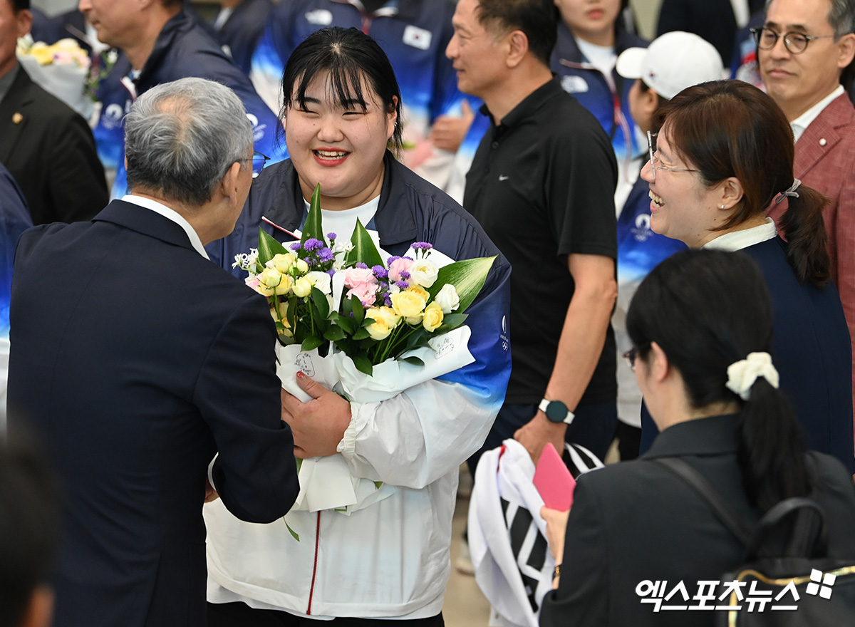 역도 은메달리스트 박혜정이 13일 인천국제공항을 통해 대한민국 본진 선수단 귀국 때 함께 들어와 유인촌 문화체육관광부 장관, 장미란 문체부 제2차관의 축하를 받고 있다. 한국 선수단은 이번 대회에서 20살 안팎의 어린 선수들이 괴력을 발휘하며 깜짝 메달을 쏟아냈다. 한국은 2008 베이징 올림픽, 2012 런던 올림픽에서 기록했던 역대 최대 금메달과 타이를 기록했다. 한국은 금메달 13개, 은메달 9개, 동메달 10개를 획득해 종합 순위 8위로 대회를 마쳤다. 인천공항, 고아라 기자